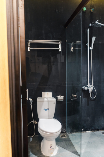 Bathroom 4, The Garden Hotel and Apartment, Da Nang