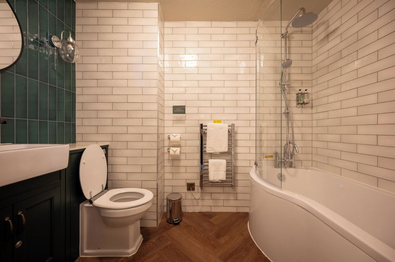 Bathroom 4, Berkshire Arms by Chef and Brewer Collection, West Berkshire