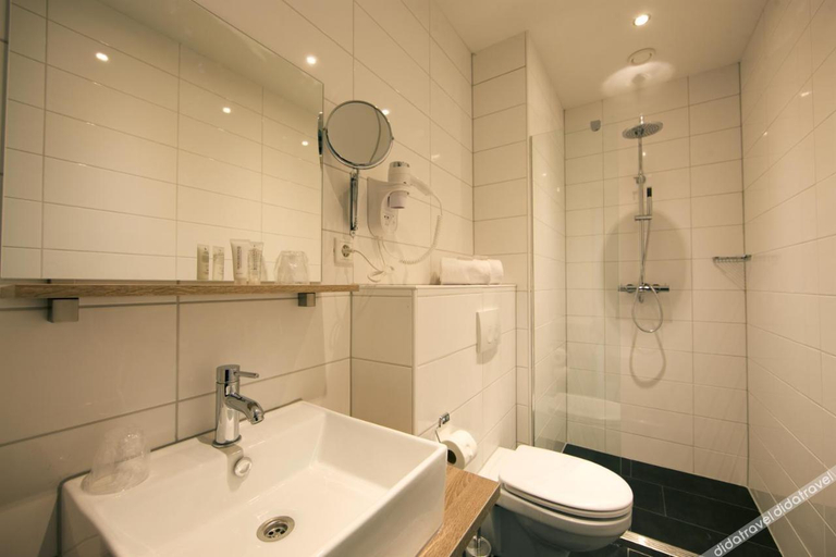 Bathroom, Camp-Inn Hotel, Amsterdam