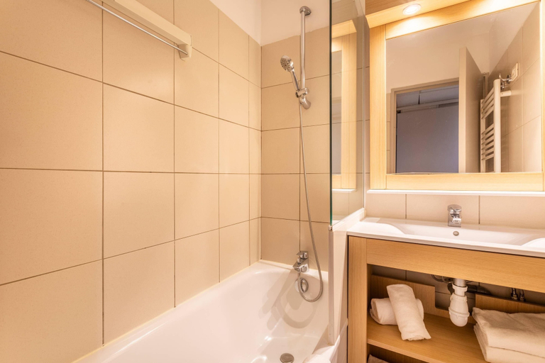 Bathroom 5, Comfort Aparthotel Marseille Prado Plage, Bouches-du-Rhône