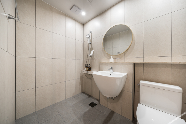 Bathroom 5, Busan Suyeong Hotel River, Suyeong