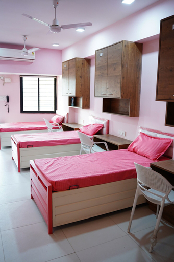 Room 5, LIVZO - PINK HOUSE, Ahmadabad
