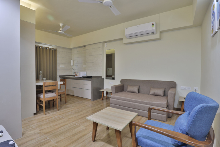 Others 3, hotel monville, Vadodara