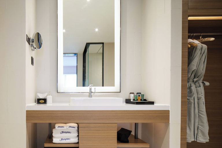 Bathroom, Hampton by Hilton Hangzhou Binjiang, Hangzhou