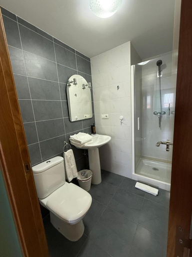 Bathroom 3, Albergue Alfonso II, A Coruña