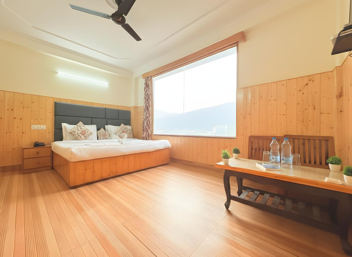 Bedroom 2, New Suraj Inn - Nestled near Hadimba Temple ! Rooftop Cafe ! Private Parking, Kullu