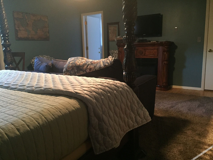 Bedroom 3, Up up and Away Lodging, Gasconade