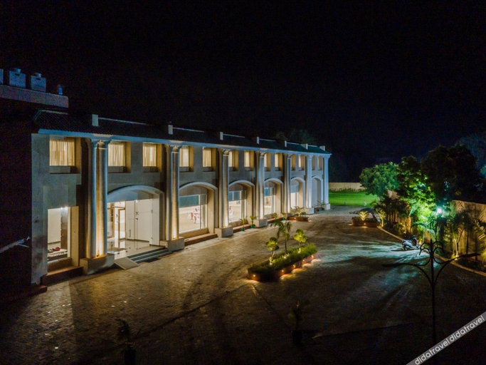 Exterior & Views