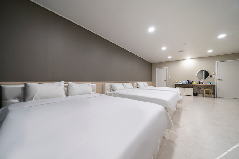 Bedroom 3, Geojedo Jangseungpo H, Geoje