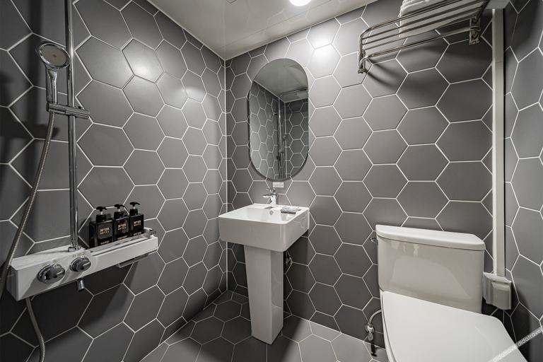 Bathroom 5, Gwangmyeong Intersection No. 25, Guro