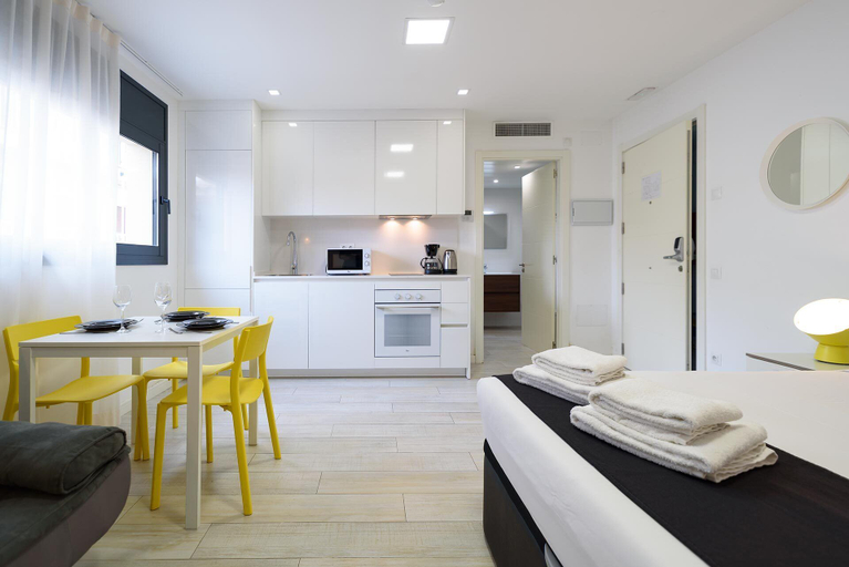 Others 5, Castell Beach, Barcelona