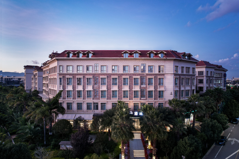 Exterior & Views