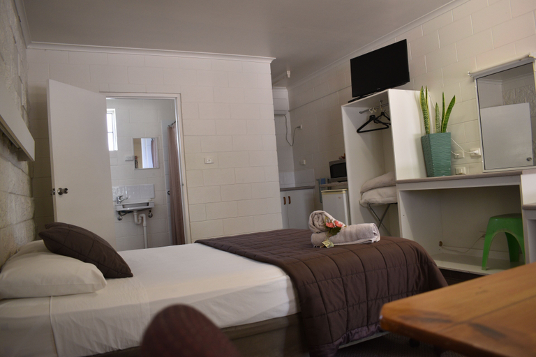 Bedroom 4, Hillview Motel, Charters Towers