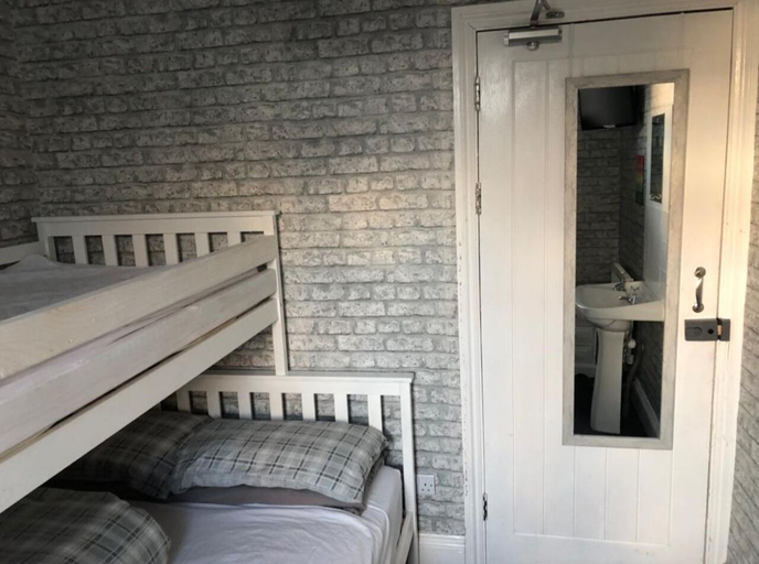 Bedroom 2, OYO Shore Surf Lodge, Cornwall