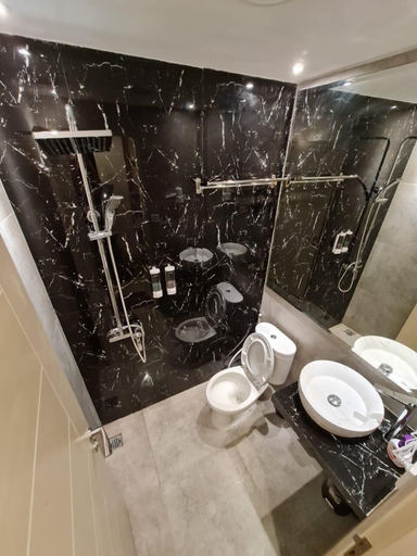 Bathroom 2, Cosmy Benson Apartment, Surabaya