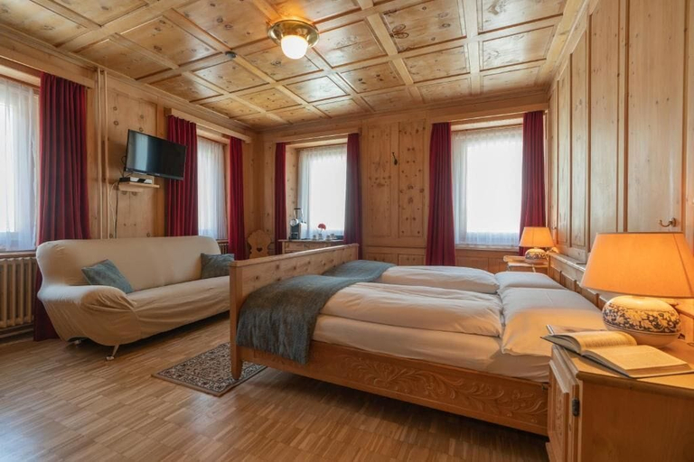 Others 3, Hotel Alpina, Inn
