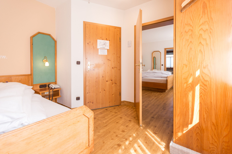 Bedroom 4, Hotel Fränkischer Hof GmbH, Hof