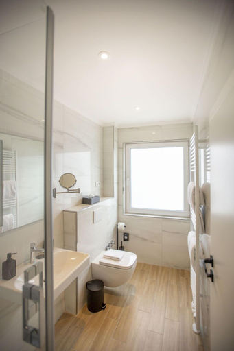 Bathroom 4, Delphi Hotel & Restaurant, Harburg