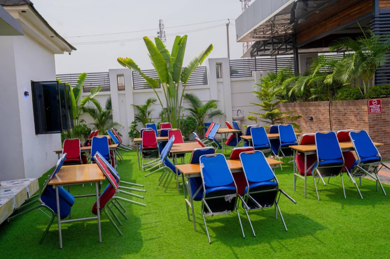 Outdoor dining 2, Ri-Seingon Luxury Hotel, Akwanga