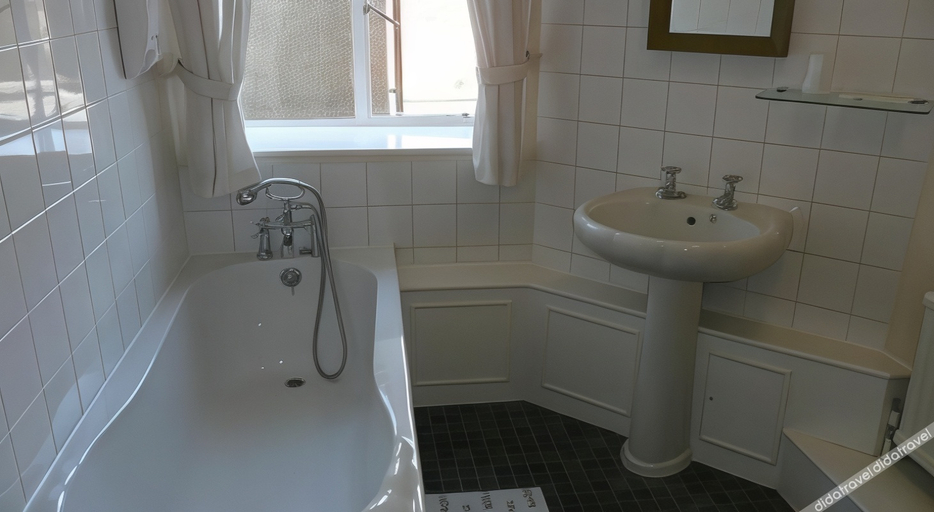 Bathroom 4, Rothwell House Hotel ., Northamptonshire