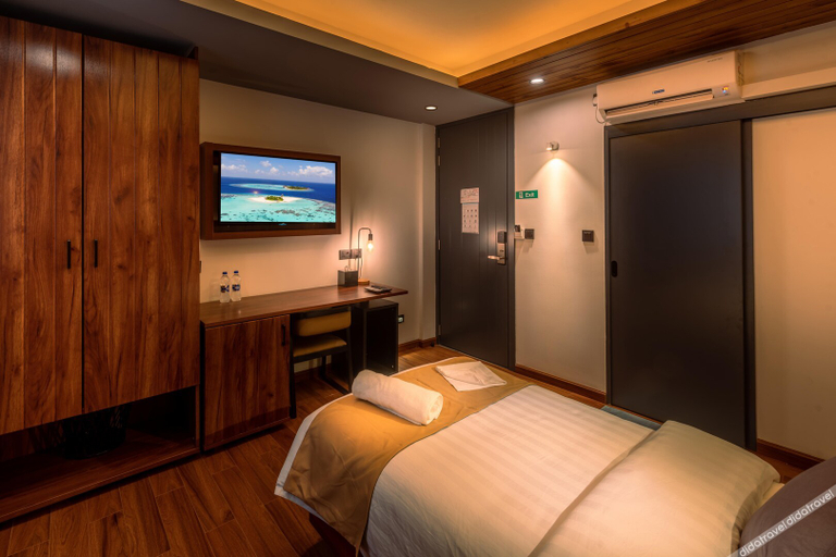 Bedroom 2, Chen Beach Inn, Malé