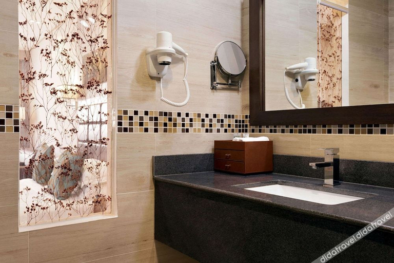 Bathroom 3, Days Hotel & Suites by Wyndham Dakar, Dakar