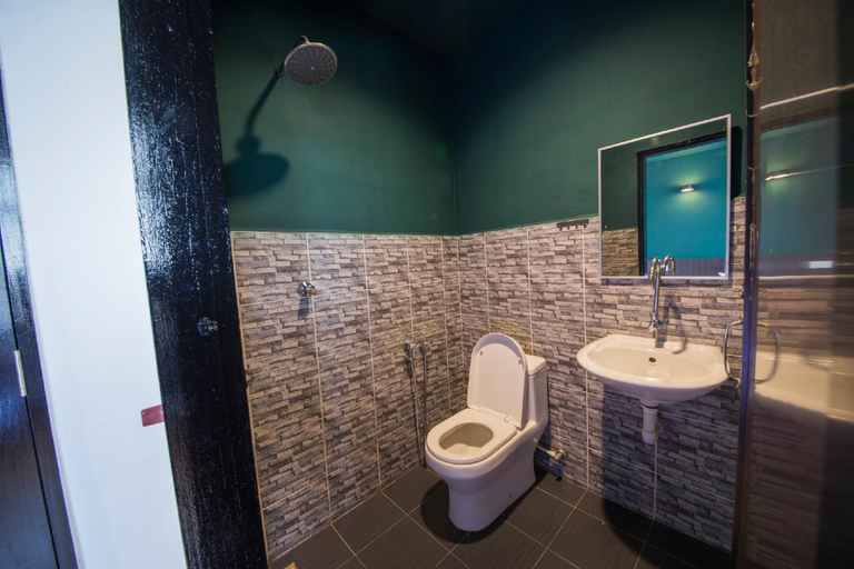 Bathroom 4, Room V @ Jalan Jenang, Batu Pahat