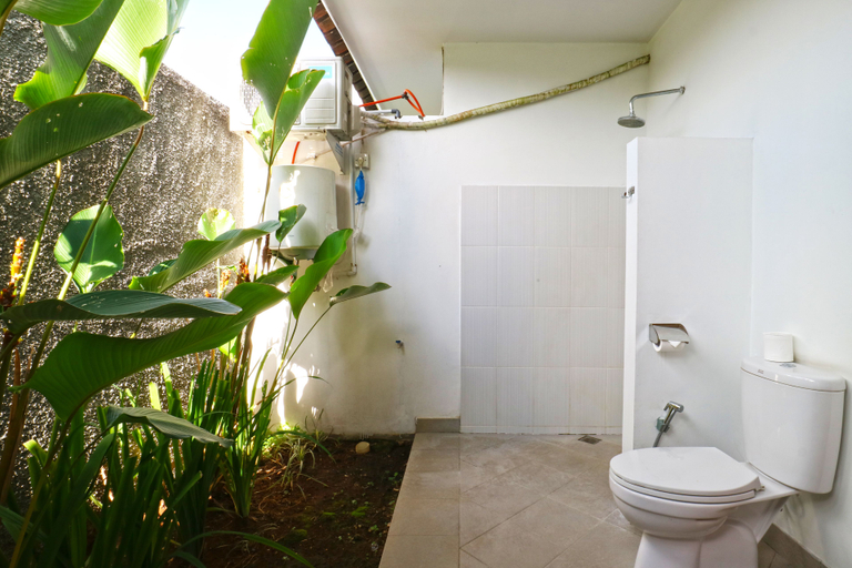 Bathroom 3, Pererenan Nengah Guesthouse, Badung
