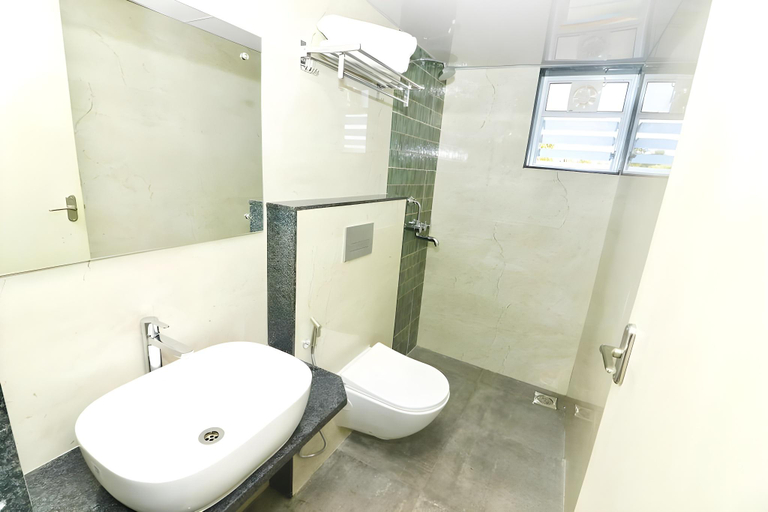 Bathroom 4, Swarnam Hotel, North Goa
