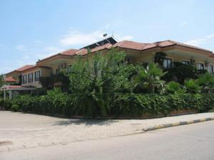 Others 3, Moms Hotel, Kemer