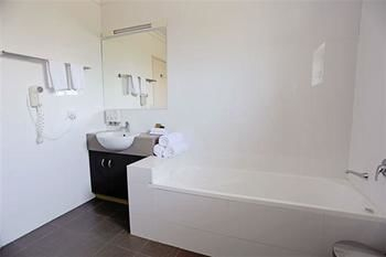 Bathroom 4, Drover's Motor Inn, Dalby, Dalby
