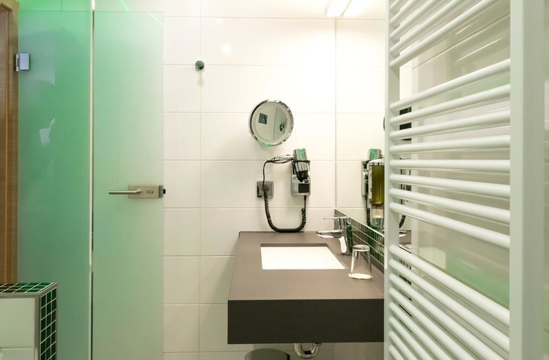 Bathroom 3, Hotel Holl, Weilheim-Schongau