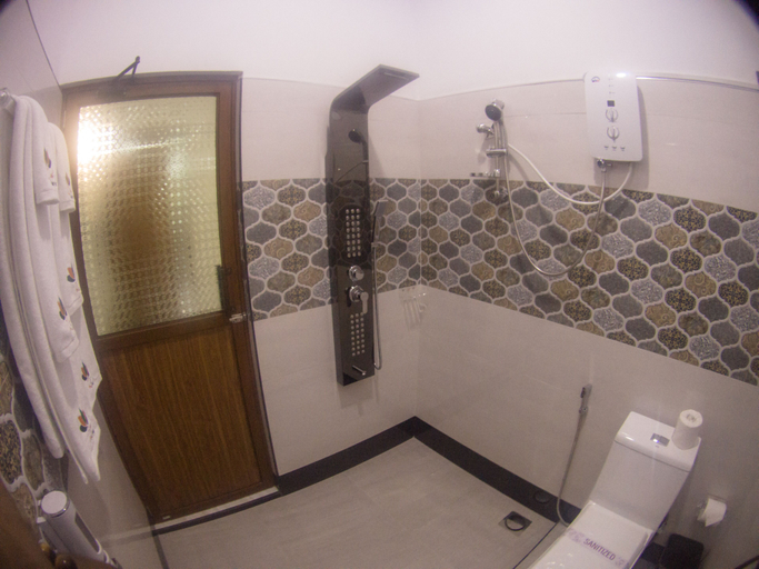 Bathroom 3, L's Lanka, Dambulla