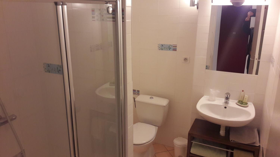 Bathroom 3, Hotel Les Aubepines, Eure-et-Loir