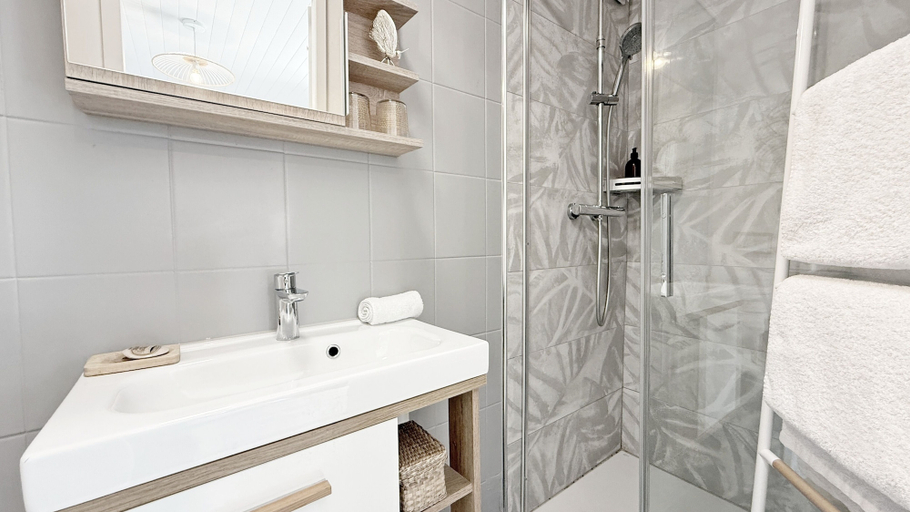 Bathroom 5, Le Bois aux Cerfs, Eure
