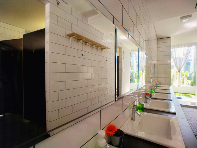 Bathroom 4, Beds In Garden Hostel Sdn Bhd, Kinta