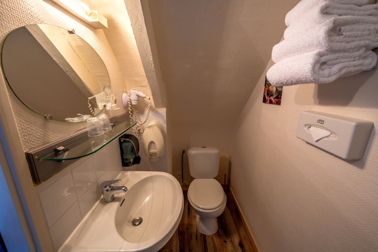 Bathroom 3, Auberge De Kerveoc, Finistère