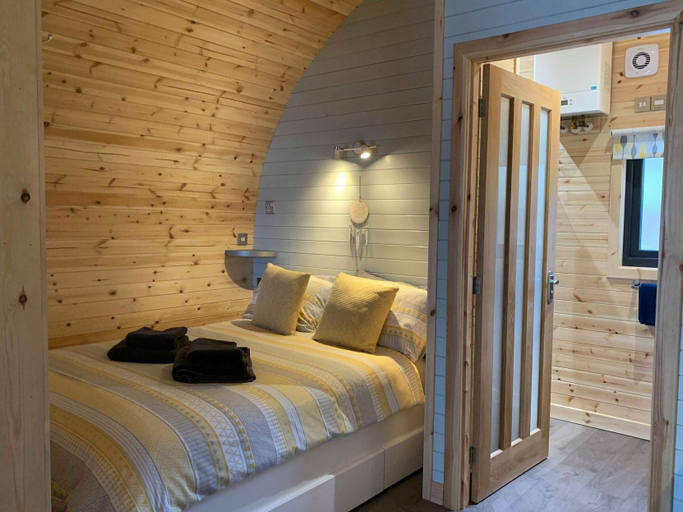 Bedroom, Daviot Luxury Pods, Highland