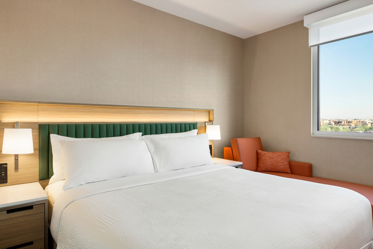 Bedroom 2, Holiday Inn LIC LaGuardia West, New York