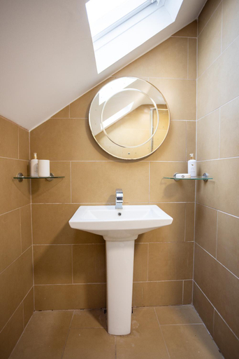 Bathroom 3, Rose Cottage - 2 Bedroom Cottage - Penally, Pembrokeshire