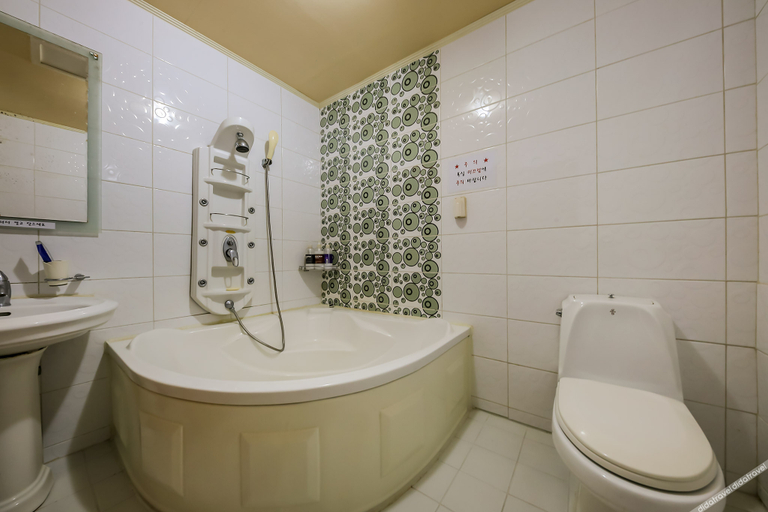 Bathroom 3, Hotel Ballantine, Cheonan