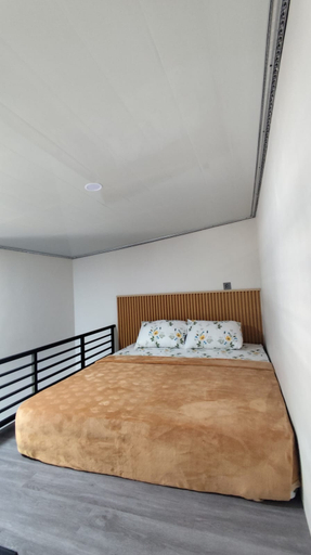 Others 3, Alexa Loft Kost – Mezzanine Room, AC, Netflix, Kitchen, Dompu
