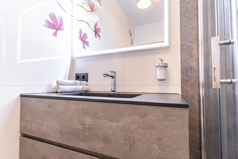 Bathroom 2, Chic 1BR with 1LV Apt In Central Vienna, Wien