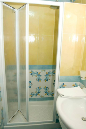 Bathroom 5, Bed & Breakfast Medea, Napoli