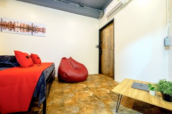 Others 4, Episode 11 Hostel Sukhumvit, Wattana