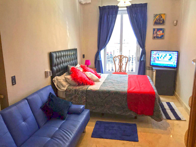 Room 4, SOL- CARLOS V Apartaments, Madrid