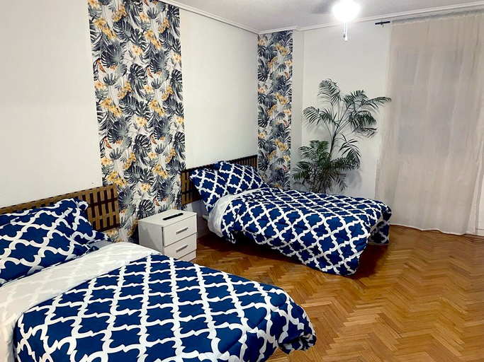 Room 5, SOL- CARLOS V Apartaments, Madrid