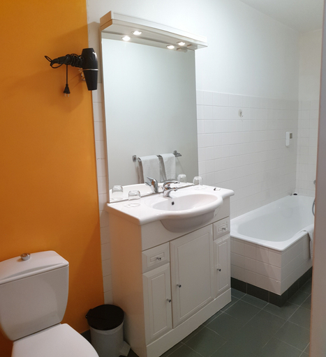 Bathroom 3, L'Annexe, Morbihan