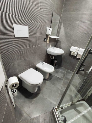 Bathroom 5, Living Bed and Breakfast, Napoli