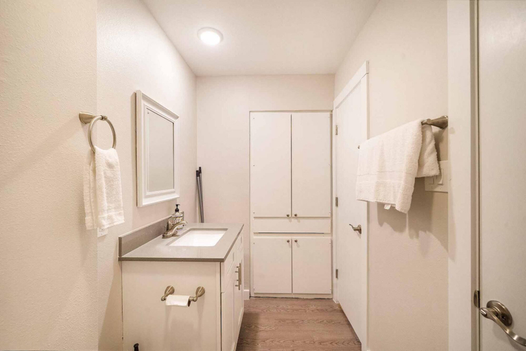 Others 3, Stylish 1BR Near UT Mueller Evonify, Travis